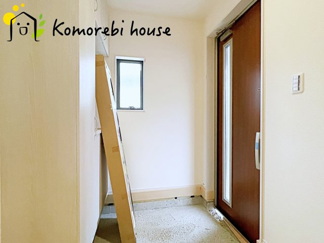 蓮田市根金　新築一戸建て　リーブルガーデン　01の玄関|収納もある玄関です