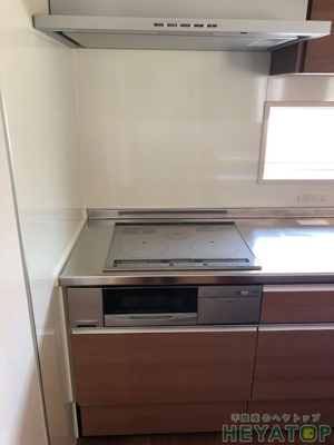 【キッチン】 | 植田山3丁目戸建貸家 | ３口IHクッキングヒーター