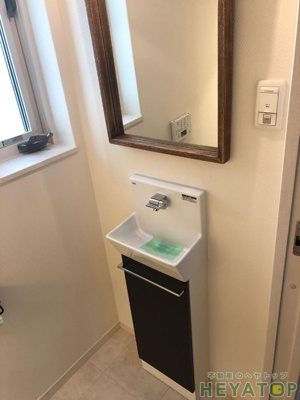 【洗面所】 | 植田山3丁目戸建貸家 | トイレの洗面台