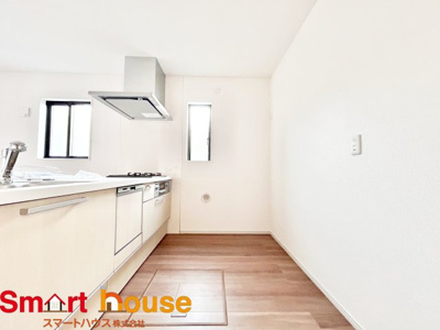 【キッチン】 | 相模原市南区西大沼　新築4棟 | 幅広いキッチンに冷蔵庫、カップボードなどを設置しても楽々と料理できます！
スペースにゆとりがあると気持ちもいいですね♪
