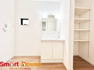 【独立洗面台】 | 相模原市南区西大沼　新築4棟 | ゆとりの洗面スペースで朝の身支度も快適スムーズに。３面鏡で髪のセットやお化粧もストレスなくこなせ、朝から気分良く通勤通学に向かえそうですね！鏡の裏にはたっぷりと収納スペースを標準装備！
