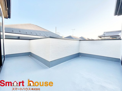 【バルコニー】 | 相模原市南区西大沼　新築4棟 | 陽当りの良いバルコニーは、物干しセットを追加すれば、一度にたくさんのお洗濯物が干せるのが魅力！バルコニーは洗濯物を干すだけの場所じゃなく、家族のゆとりのある時間を演出するプライベート空間。
