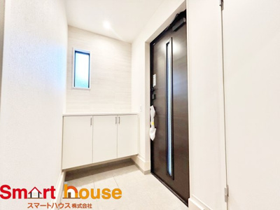 【玄関】 | 相模原市南区西大沼　新築4棟 | 上質感漂う玄関へのアプローチ。居住者の帰り、訪れる方を優しく迎える・安らぎに満ちた生活空間を予感させる。健やかな暮らしを楽しめそう
