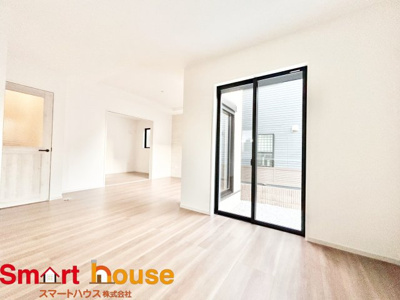 【居間・リビング】 | 相模原市南区西大沼　新築4棟 | 忙しい朝もしっかり家族が揃って食事をして頂けるゆとりある大きさのダイニングスペース。奥様が作る手料理をたくさん並べて頂き、テーブルで囲む健やかな食事の時間を存分に愉しんで下さい。 
