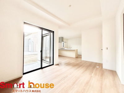 【居間・リビング】 | 相模原市南区西大沼　新築4棟 | ご家族みんなで長い時間を過ごすリビングは一番居心地のいいものであって欲しいですね。開放感のある広々リビングに光と風を呼び込みます。収納も多く快適な住空間を実現します。
