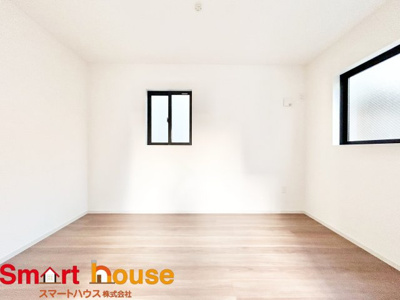 【洋室】 | 相模原市南区西大沼　新築4棟 | 光が沢山取り込める大きな窓。2面採光なので、日差しを長時間受ける事が出来る暖かいお部屋です。
