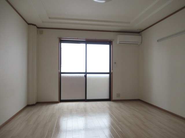 加古川市別府町新野辺のアパートの居間・リビング