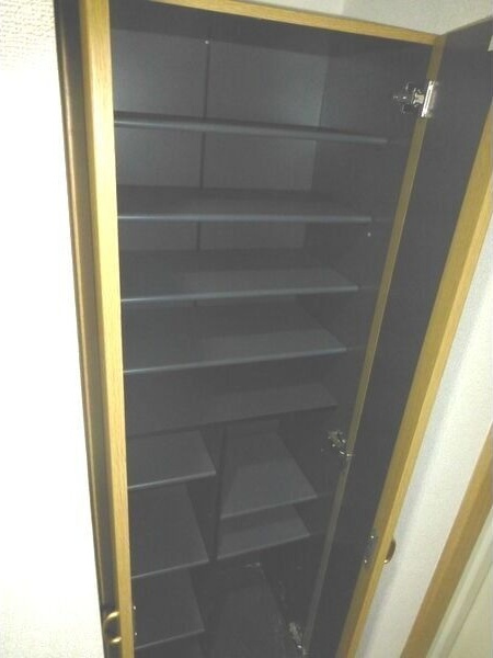 ヴィアーレ・バンビーニの玄関