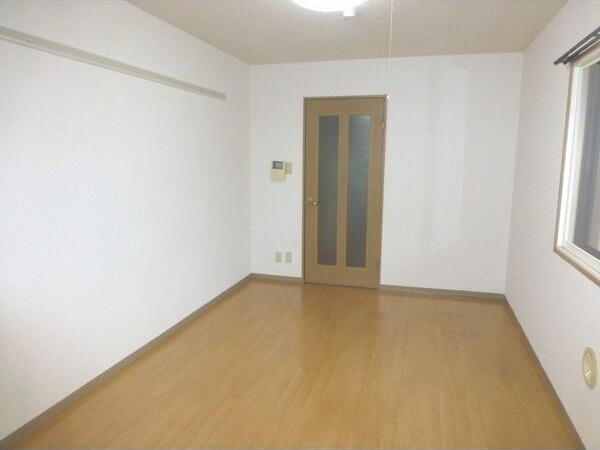 ヴィアーレ・バンビーニの居間・リビング