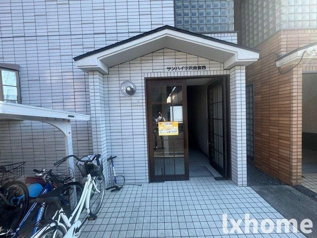 サンハイツ沢良宜西のエントランス|建物の内部です