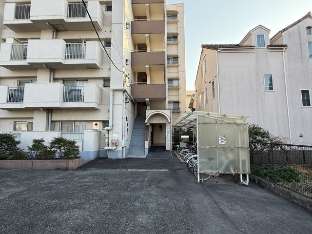 名塚ハウスの駐車場