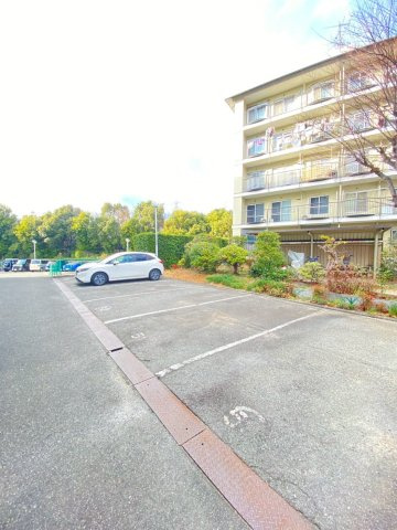 メゾン高槻1号棟の駐車場