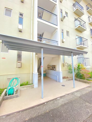 メゾン高槻1号棟のエントランス