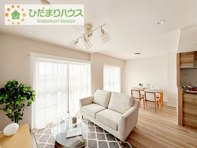 【居間・リビング】 | ハーモニータウン新取手弐番館 | リビングの大きな窓からは、暖かな日の光が降り注ぎます・・・