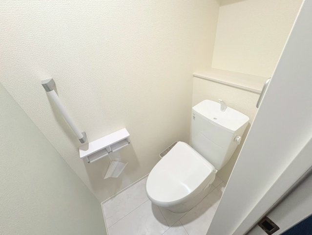 リーブルガーデン　江南市大間町新町　全1区画分譲のトイレ|超表面平滑加工とイオンパワーの「セフィオンテクト」加工で、汚れが付きにくく落ちやすい仕様で清潔です。
便器にフチがないので汚れが隠れて見えない部分がありません。お手入れがとってもラクラクです。
