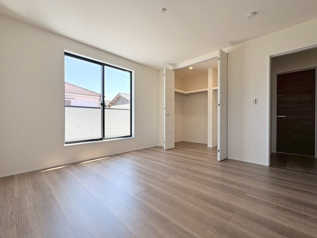 リーブルガーデン　江南市大間町新町　全1区画分譲の寝室|すべての居室にはたっぷり収納できる大型のクローゼット、各室に２４時間換気システムを設置しています。
排気ファンから低風量で24時間強制排気し、家の中の空気をいつも新鮮に保ちます。
