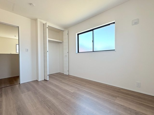 リーブルガーデン　江南市大間町新町　全1区画分譲の洋室|全居室にたっぷり収納できる大型クローゼット、居室部分の窓ガラスには間に空気層を設けたペアガラスを採用。
高い断熱性と共にガラス面の結露対策にも効果を発揮します。