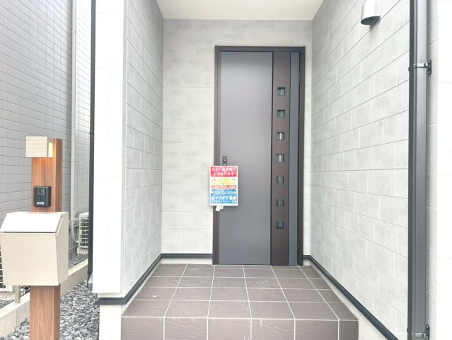リーブルガーデン　江南市大間町新町　全1区画分譲の玄関|【ピッキング防止機能付き玄関ドア錠】玄関ドアの鍵は上下に２つあり、内側の下段は脱着サムターンキー。
鍵を不正に開錠されても、もう１つの鍵でピッキングを防ぎます。防犯性の高い仕様になっています。