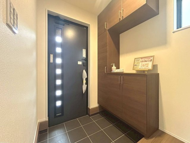 リーブルガーデン　江南市大間町新町　全1区画分譲の玄関|大容量のシューズ収納付きで玄関周りもすっきり！玄関ドアからの光が玄関ホールを明るくしてくれます。