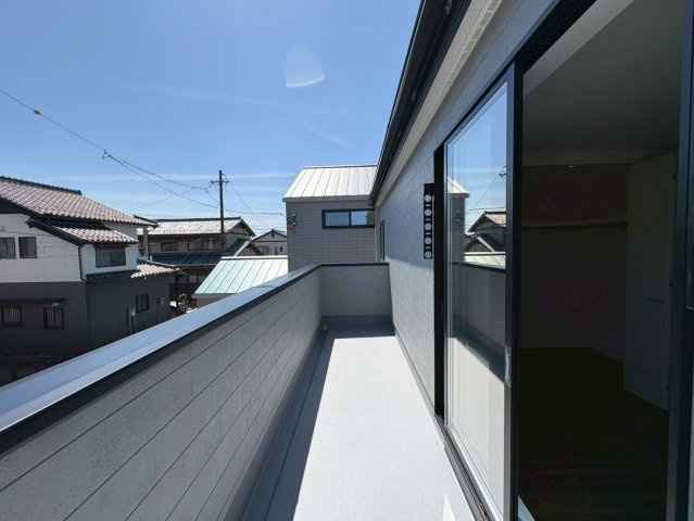 リーブルガーデン　江南市大間町新町　全1区画分譲のバルコニー|バルコニーは南向きで洗濯物もよく乾きます！強度と表面積硬度を持つFPRで防水しています。