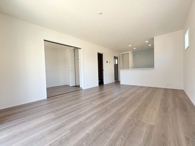 リーブルガーデン　江南市大間町新町　全1区画分譲の居間・リビング|明るい日差しをふんだんに取り込んだリビングダイニングは家族の笑顔につつまれた素敵な空間になります。
一建設の家は精度が高く丈夫な工法を採用し、「住宅トップランナー基準」に対応しています。