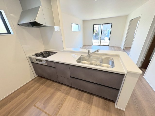 リーブルガーデン　江南市大間町新町　全1区画分譲のキッチン|機能的で手入れがしやすいシステムキッチンでお掃除も楽々。蛇口は浄水器内蔵型で節湯CI対応水栓です。　
人造大理石カウンターやキッチンパネルなど明るくきれいにお使いいただけます。