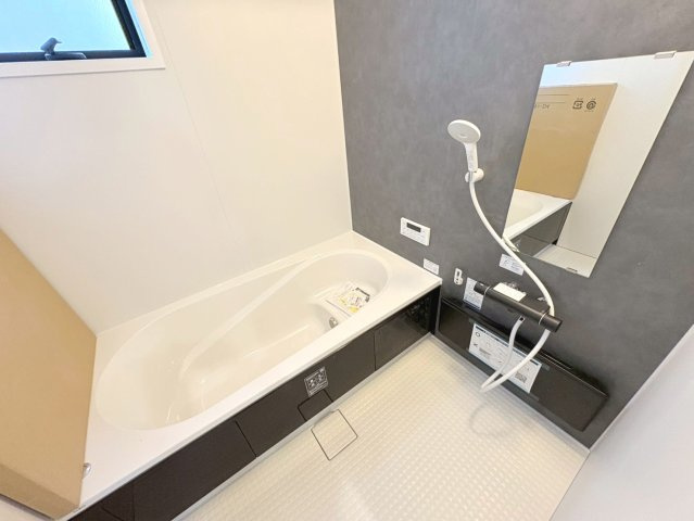 リーブルガーデン　江南市大間町新町　全1区画分譲の浴室|明るく清潔感がある浴室。浴槽は環境にやさしい節水タイプ。浴槽内ステップで半身浴、親子入浴も安心です。
洗い場の床は乾きやすく滑りにくい快適仕様、水はけが良くカビの発生を軽減できます。
