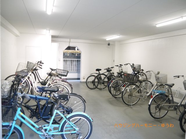 【駐輪場】 | サンピア浮間舟渡 | 屋根付きの駐輪場となっていますので、雨の日でも大切な自転車が濡れずに済みます。