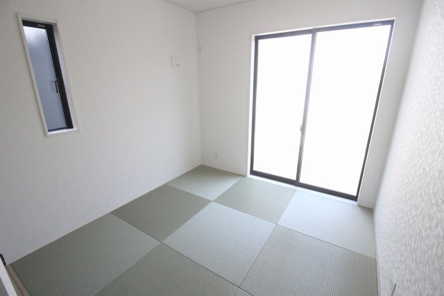 小山市東間々田2丁目　第7　2号棟の和室|5.7帖和室はリビング横で使い勝手良好！お子様のお昼寝スペースや来客用のお部屋にも便利です。