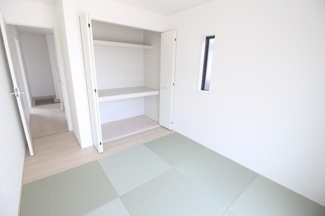 小山市東間々田2丁目　第7　2号棟の和室|押入収納付きの1階5.7帖和室！布団や季節物もしまいやすく、家事スペースとしても活躍してくれそうですね。