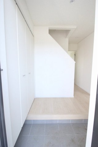 小山市東間々田2丁目　第7　2号棟の玄関|玄関ホールはゆとりある広さで、ご家族の出入りもスムーズ！帰宅後すぐに手荷物を置けるのも便利ですね。