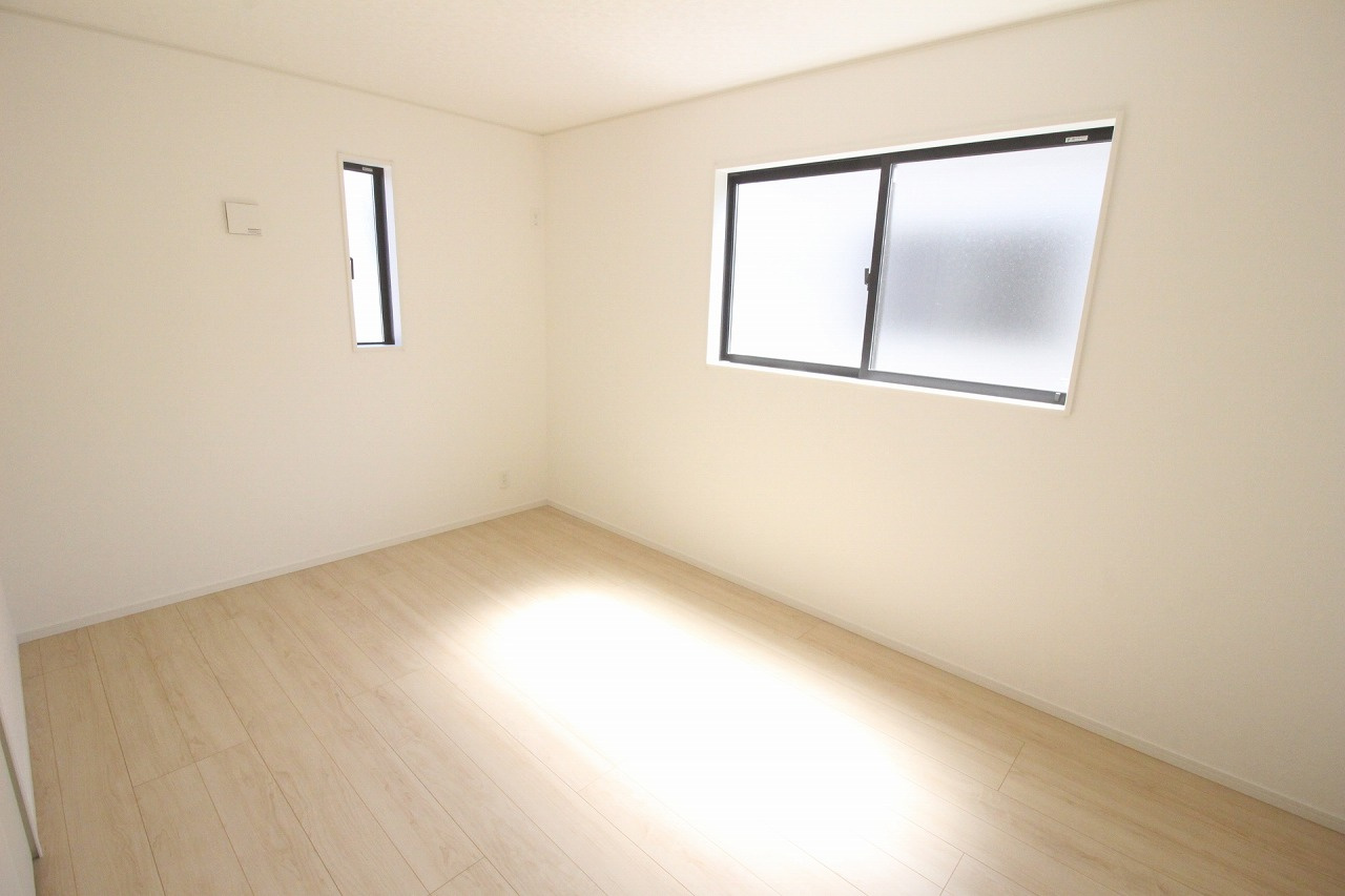 小山市東間々田2丁目　第7　2号棟の洋室|2階東側7.2帖洋室はベッドを置いてもゆとりのある広さ！子ども部屋はもちろん、在宅ワーク部屋にも使いやすそうです。