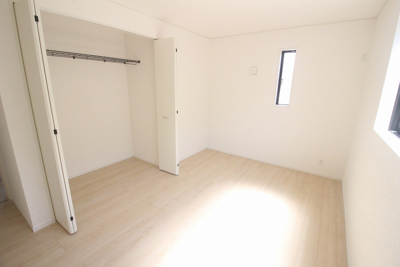 小山市東間々田2丁目　第7　2号棟の洋室|大きな収納付きの2階東側7.2帖洋室！お洋服や季節物もしまいやすく、お部屋を広く使えますね。