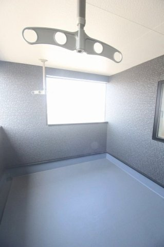 小山市東間々田2丁目　第7　2号棟のバルコニー|屋根付きのルーフバルコニーは急な雨でも安心感あり！洗濯物を干すスペースとしてもしっかり活躍してくれます。