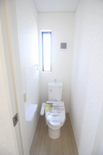 小山市東間々田2丁目　第7　2号棟のトイレ|2階にもトイレがあるので、朝の混み合う時間帯も安心！夜中でも1階まで降りずに使えて便利ですね。