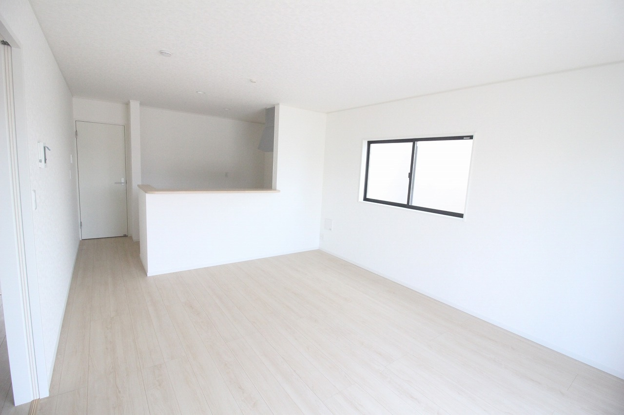 小山市東間々田2丁目　第7　2号棟の居間・リビング|15帖LDKは家具配置もしやすい縦長タイプ！家族でテレビを見ながらゆったり過ごせそうですね。