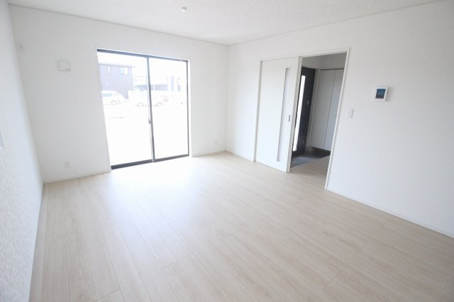 小山市東間々田2丁目　第7　2号棟の居間・リビング|大きな掃き出し窓から光が入る明るい1階15帖LDK！和室ともつながり、お子様を遊ばせながら過ごせます。