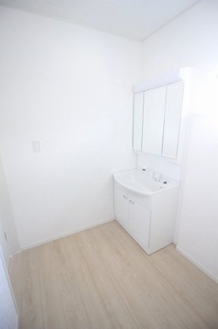 小山市東間々田2丁目　第7　2号棟の脱衣所|脱衣スペースは洗濯機を置いてもゆとりのある広さ！タオルラックや収納棚も置きやすく、使いやすく整えられます。