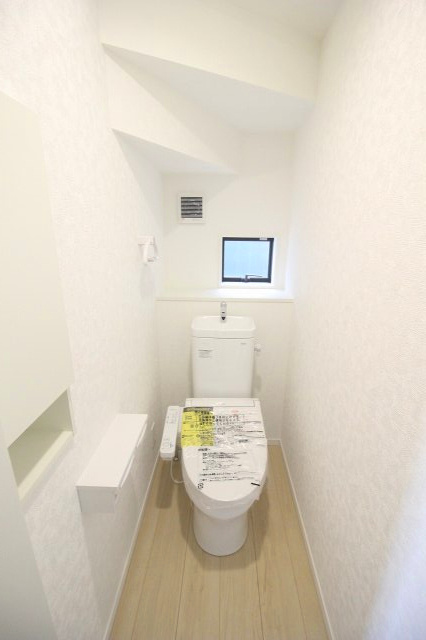 小山市東間々田2丁目　第7　2号棟のトイレ|1階トイレは窓付きで換気もしやすい空間！来客時にも使いやすく、階段下の空間を活かした設計です。