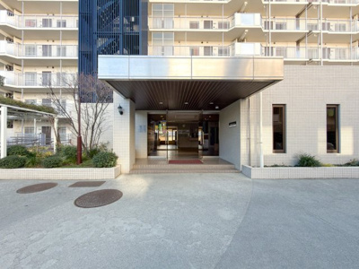  | リバーサイドタウン木場南スカイハイツ | 【エントランス】マンションのエントランスは、その物件の印象を決める、顔とも言える場所です。毎日通る場所ですからきれいなのが一番です。エントランス内はオートロックですので暮らしの安全も確保されています。