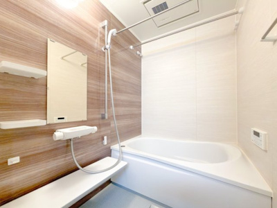【浴室】 | リバーサイドタウン木場南スカイハイツ | 【バスルーム】暖房換気乾燥機付きシステムバスルーム。暖房・冷風・換気・乾燥など、毎日を快適に過ごせるうれしい機能が揃っています。雨の日の洗濯物も安心です。