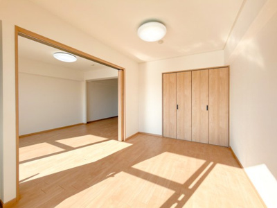 【洋室】 | リバーサイドタウン木場南スカイハイツ | 【洋室】快適に過ごす条件は、一人ひとり違います。だからこそ飾り過ぎないシンプルな内装と偏り過ぎないデザインで統一しております。居住していく中でオーナー様だけの【マイホーム】に創り上げて下さい