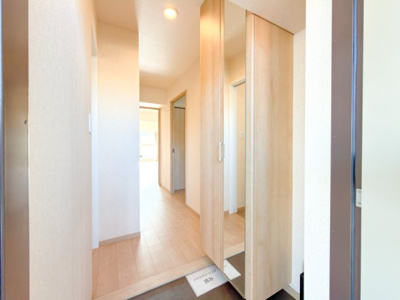 【玄関】 | リバーサイドタウン木場南スカイハイツ | 【玄関】玄関には大型のシューズクローゼットを設置しておりますのでいつでもスッキリりとした空間を保てます。玄関周りを清潔に使うのはとても大事なことですよね。