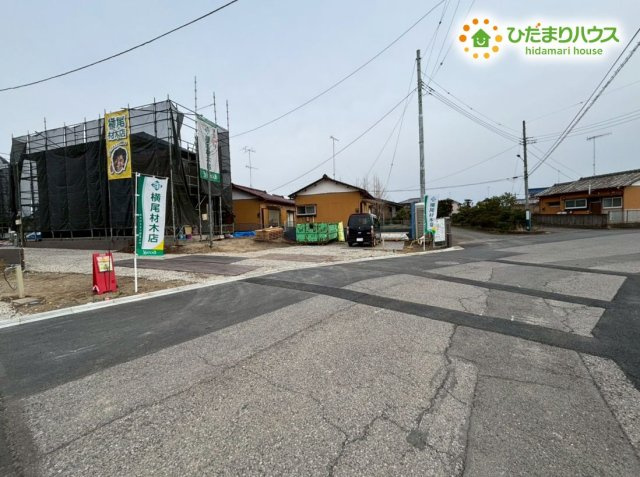 行田市佐間　第3期　新築一戸建て　ワイウッドコート　02の前面道路含む現地写真