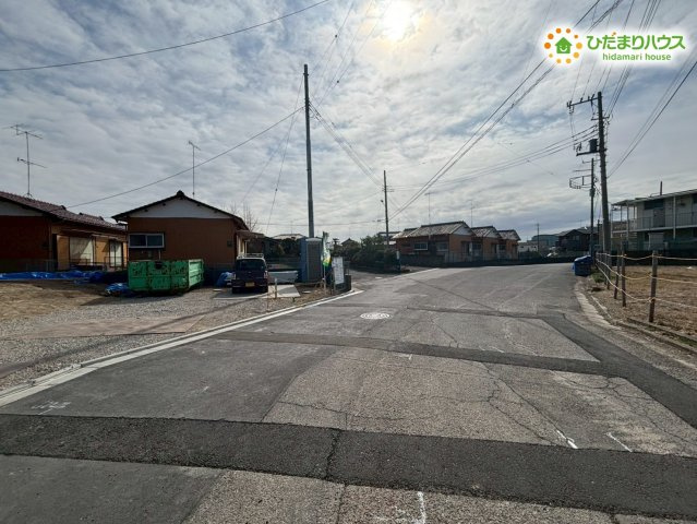 行田市佐間　第3期　新築一戸建て　ワイウッドコート　02の前面道路含む現地写真