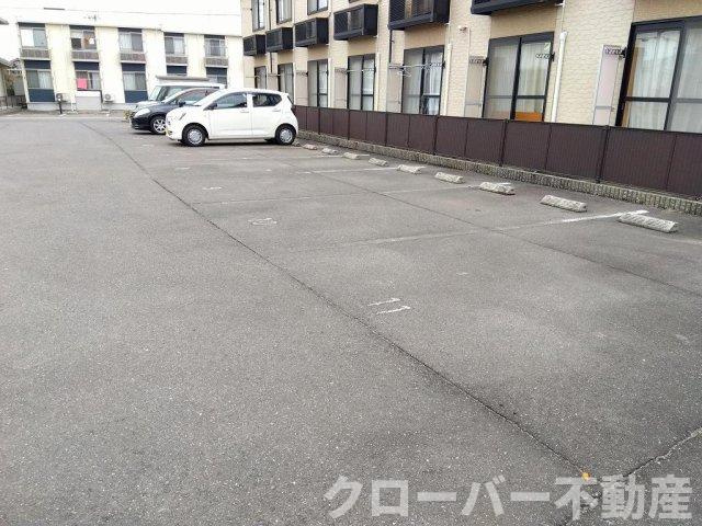 レオパレスブレッツァの駐車場