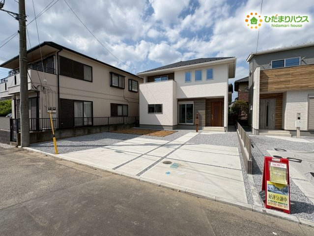 行田市桜町　第1期　新築一戸建て　ワイウッドコート　01の外観|青空に映えるスタイリッシュで清潔感のある佇まいです！前面のスペースが広く開けているため、室内の奥までしっかりと心地よい光が届きます♪毎日の洗濯物やお布団干しも、気持ちよくカラッと仕上がります！