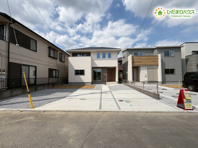 行田市桜町　第1期　新築一戸建て　ワイウッドコート　01の駐車場|車を並列で複数台停められる、ゆとりある駐車スペースです！ミニバンなど大きめの自家用車もスムーズに出し入れできます♪自転車を置く場所にも困らず、毎日のお買い物やお子様の送り迎えがとっても快適です！