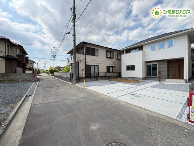 行田市桜町　第1期　新築一戸建て　ワイウッドコート　01の前面道路含む現地写真|車の通り抜けが少ない、見通しの良い平坦な前面道路です！小さなお子様と手をつないで歩く際も落ち着いて安全に移動できます♪周辺は静かな住宅街なので、騒音を気にせず毎日を穏やかに過ごせる環境です！