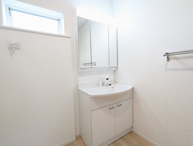 ひたちなか市磯崎町　第３の独立洗面台|シャキット！一日を始める朝も素顔に戻る夜も、三面鏡の広々洗面台で～♪